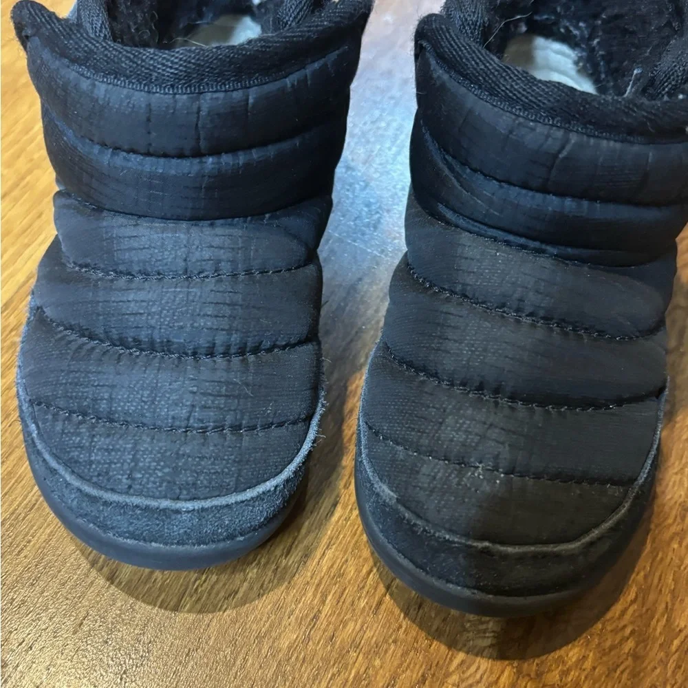 UGG Toddler Black Puffer Boots Size 6 Winter Slip-On